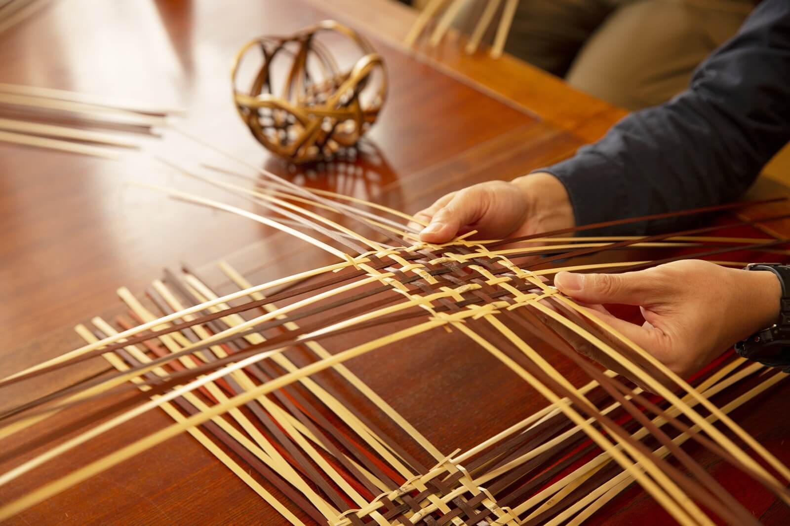 竹職人から学ぶ、伝統工芸・竹かご編み体験 | とっておきの京都