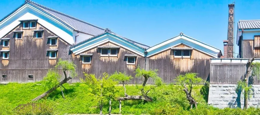 酒蔵が建ち並び 水辺が美しい港町